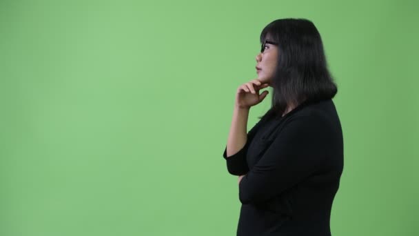 Perfil vista de hermosa feliz asiático mujer de negocios pensando — Vídeo de stock