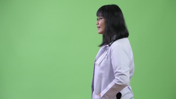 Profil Ansicht der schönen glücklich asiatische Frau Arzt — Stockvideo