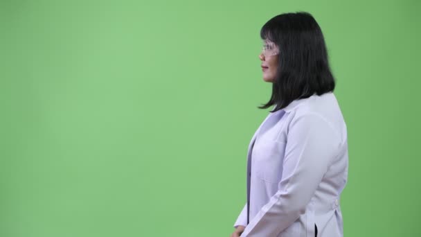 Profil görünümü güzel Asyalı kadın doktorun koruyucu gözlük — Stok video