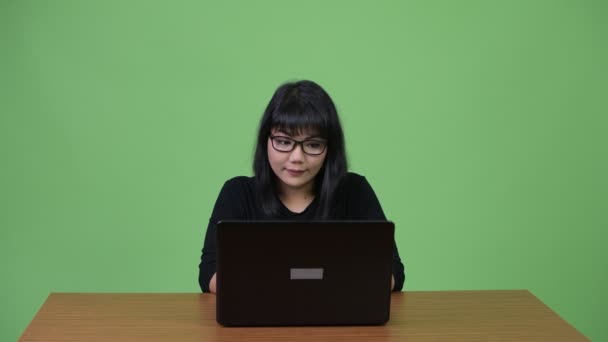 Hermosa asiático mujer de negocios usando laptop — Vídeo de stock