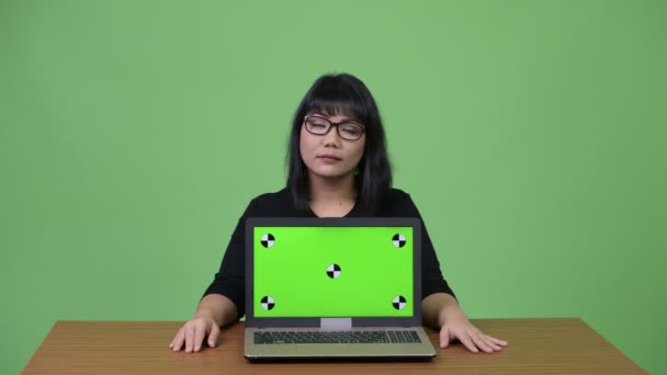 노트북을 보여주는 하는 동안 생각 하는 아름 다운 아시아 사업가 — 비디오