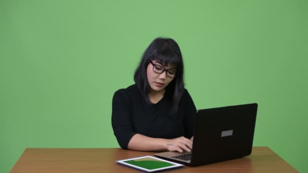 Hermosa mujer de negocios asiática multi-tarea en el trabajo — Vídeo de stock