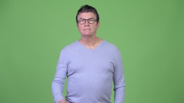 Dudaklarında parmak ile üst düzey yakışıklı adam