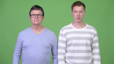 Üst düzey yakışıklı adam ve silah genç yakışıklı adamla birlikte geçti