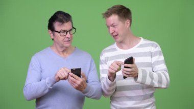 Üst düzey yakışıklı adam ve selfie birlikte alarak genç yakışıklı adam