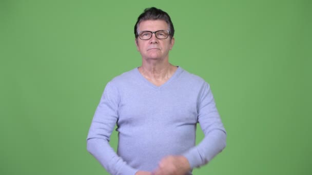 Senior schöner Mann mit verschränkten Armen — Stockvideo
