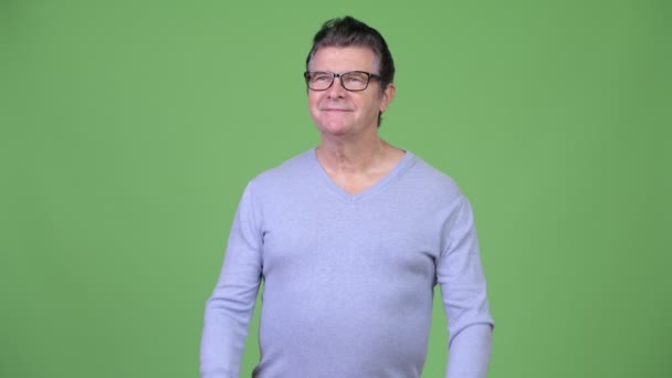 Senior bel homme abandonnant les pouces — Video