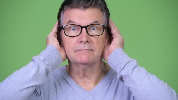 Uomo anziano bello che fa tre scimmie sagge concetto — Video Stock