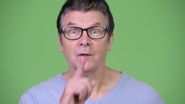 Senior bel homme avec doigt sur les lèvres — Video