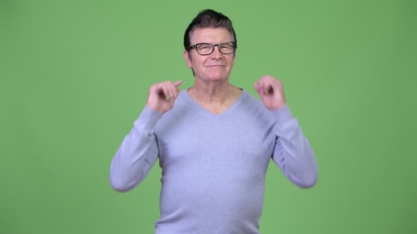 Senior schöner Mann mit Nackenschmerzen — Stockvideo
