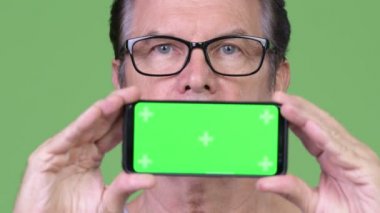 Üst düzey yakışıklı adam gösteren telefon