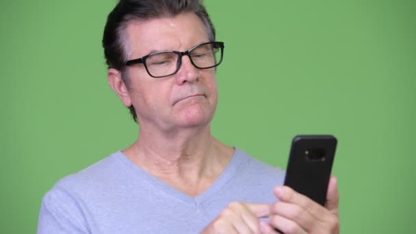 Senior handsome man using phone — Stock Video
