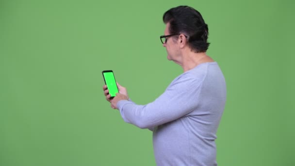 Старший красивий чоловік використовує телефон — стокове відео