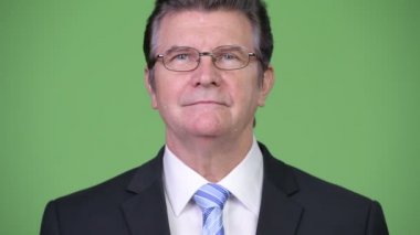 Gülümseyen kıdemli mutlu yakışıklı işadamı