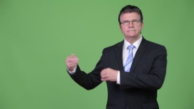 Üst düzey yakışıklı işadamı bir şeyler gösteriyor