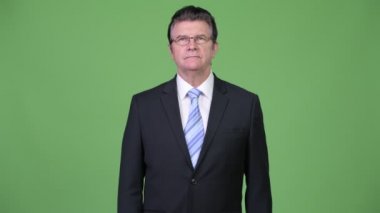 Üst düzey yakışıklı işadamı yukarı dönük