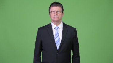 Yaşasın vererek üst düzey yakışıklı işadamı
