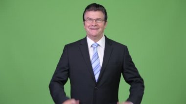 Yaşasın vererek üst düzey yakışıklı işadamı