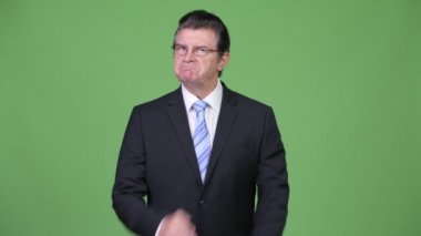 Üst düzey yakışıklı işadamı el dur