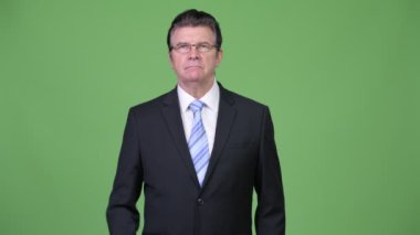 Üst düzey yakışıklı işadamı el dur