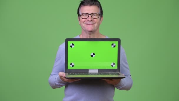 Uomo anziano bello mostrando laptop — Video Stock