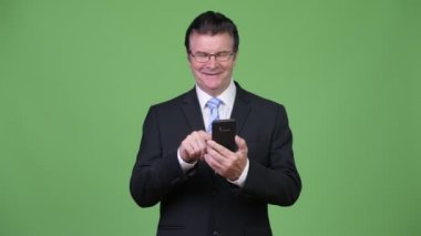 Telefonunuzun ve üst düzey yakışıklı işadamı