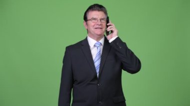 Telefonla konuşurken düşünme üst düzey yakışıklı işadamı