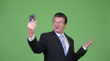 Üst düzey yakışıklı işadamı video telefonu ile arama