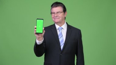 Telefon gösterilen ve Yaşasın vererek üst düzey yakışıklı işadamı