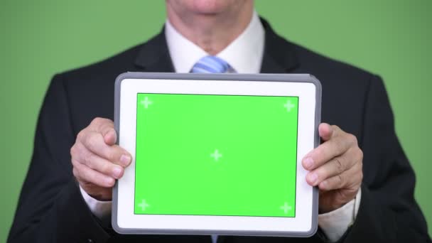 工作室拍摄的高级英俊的商人反对色度键与绿色背景 — 图库视频影像