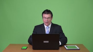 Dizüstü bilgisayar kullanıyorsanız ve kötü haber üst düzey yakışıklı işadamı