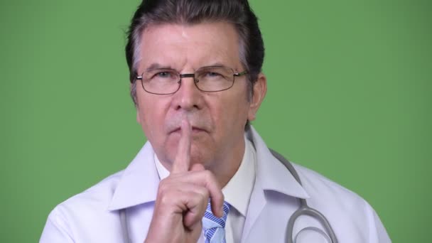 资深英俊的人医生用手指在嘴唇 — 图库视频影像