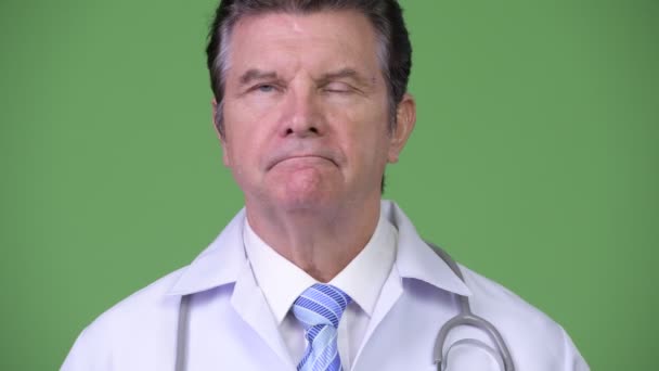 Senior hübsch mann doktor nicken kopf nein — Stockvideo