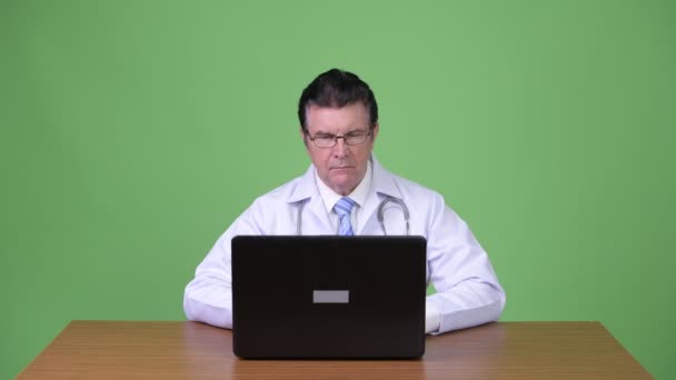 Vezető jóképű férfi orvos használ laptop — Stock videók