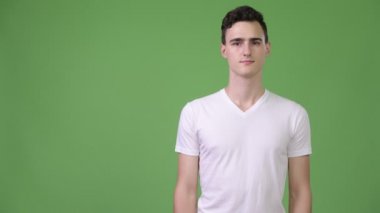 Genç yakışıklı bir adam bir şey gösteriyor.
