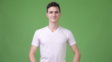 Yakışıklı delikanlı başparmak arasında seçimi ve başparmak aşağı