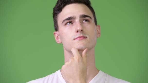 Fiatal jóképű férfi gondolkodás — Stock videók