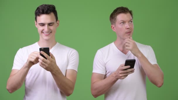 Studioaufnahme Von Zwei Jungen Gut Aussehenden Männern Zusammen Vor Chromaschlüssel — Stockvideo