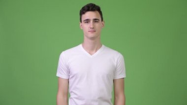 Yakışıklı delikanlı omuzlarında shrugging