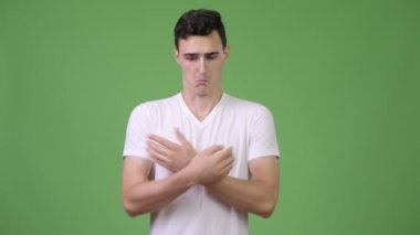 Yakışıklı delikanlı omuzlarında shrugging