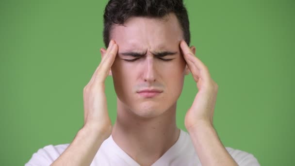 Mladý pohledný muž s bolestí hlavy — Stock video
