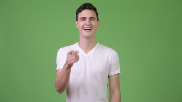 Šťastný pohledný mladík smál — Stock video