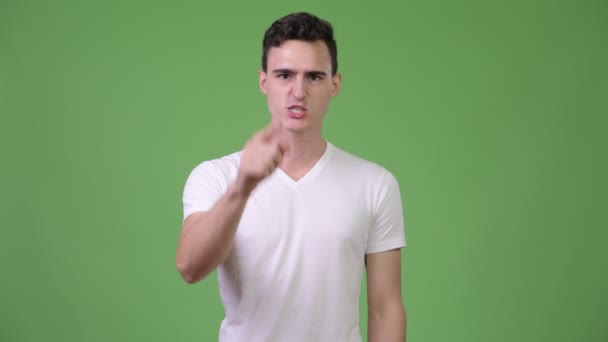 Junger wütender Mann spricht vor Kamera — Stockvideo