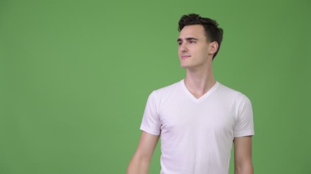 Молодий красивий чоловік бере селфі — стокове відео
