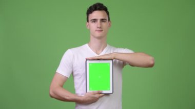 Yakışıklı delikanlı gösteren dijital tablet
