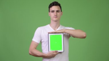 Yakışıklı delikanlı dijital tablet gösterilen süre düşünme