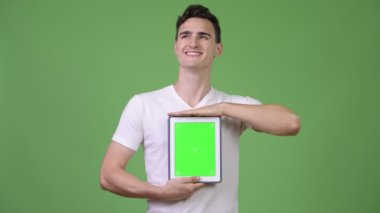 Yakışıklı delikanlı dijital tablet gösterilen süre düşünme
