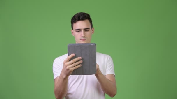 Όμορφος νεαρός χρησιμοποιώντας ψηφιακό tablet — Αρχείο Βίντεο