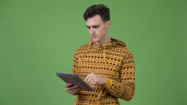 yakışıklı delikanlı dijital tablet kullanma