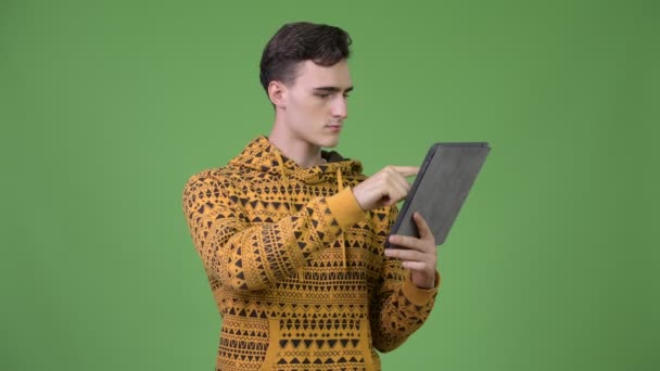 Joven hombre guapo usando tableta digital y recibiendo malas noticias — Vídeos de Stock